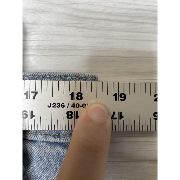 GAP Shorts Womens 16 33 Light Wash High Rise Cheeky Midi Button Fly Distressed - Picture 4 of 11